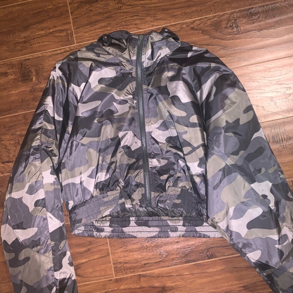 Cropped windbreaker camo jacket